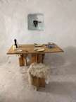 Holztisch im Iglu zum Essen - in der Wand ein eingefrorenes Fondueset