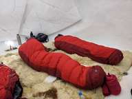 Warme Schlafsäcke im Iglu auf darunterliegenden Fellen
