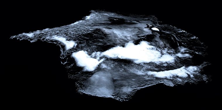 Eisscholle, die in schwarz-weiß aussieht wie eine altertümliche Karte der Antarktis